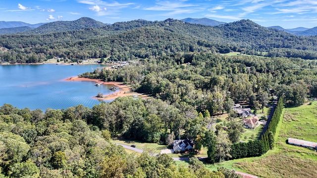 609 Cypress Pointe Lane, Hayesville, NC 28904
