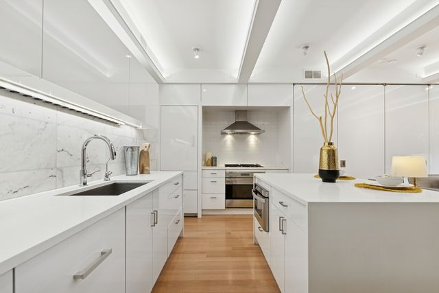 820 W Wolfram Street F, Chicago, IL 60657