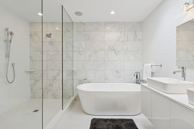 820 W Wolfram Street F, Chicago, IL 60657