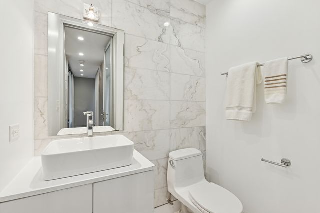 820 W Wolfram Street F, Chicago, IL 60657