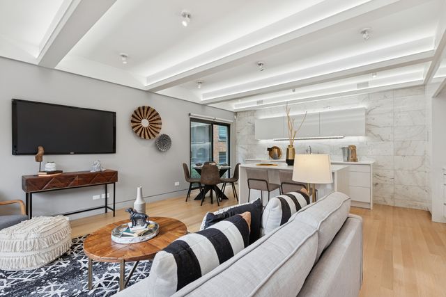 820 W Wolfram Street F, Chicago, IL 60657