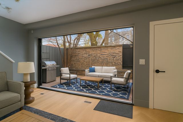 820 W Wolfram Street F, Chicago, IL 60657