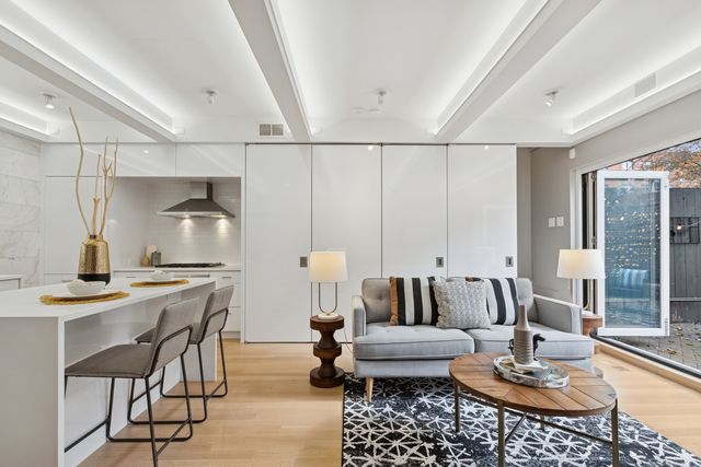 820 W Wolfram Street F, Chicago, IL 60657