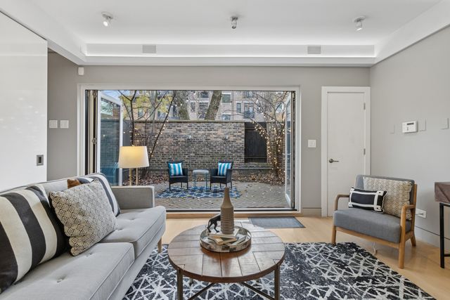 820 W Wolfram Street F, Chicago, IL 60657