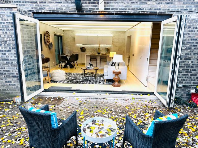 820 W Wolfram Street F, Chicago, IL 60657