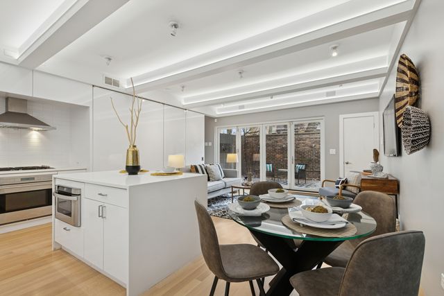 820 W Wolfram Street F, Chicago, IL 60657