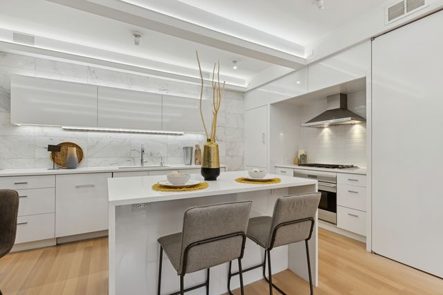 820 W Wolfram Street F, Chicago, IL 60657