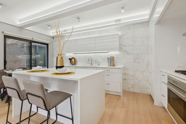 820 W Wolfram Street F, Chicago, IL 60657