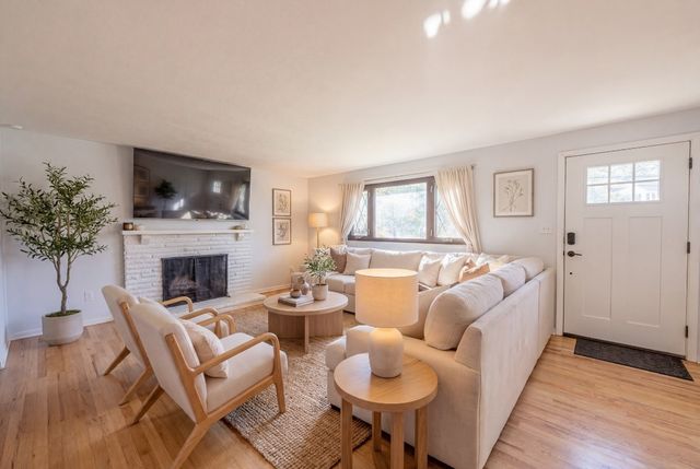 624 Fort Couch Rd, Upper St Clair, PA 15241