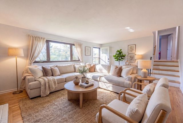 624 Fort Couch Rd, Upper St Clair, PA 15241