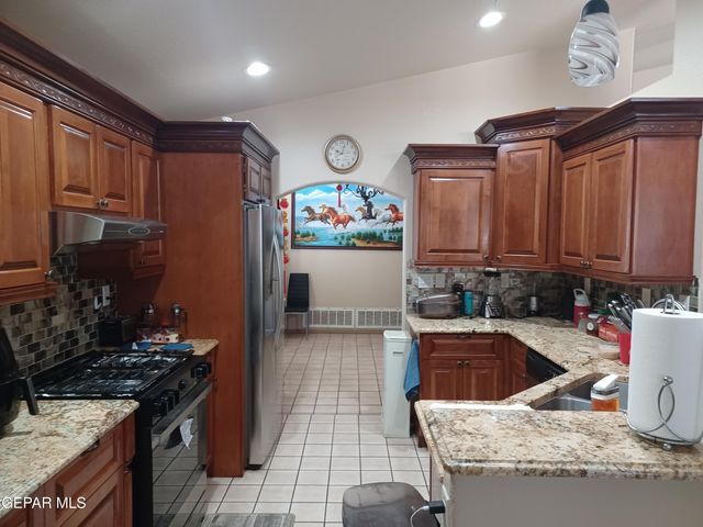 2113 SUN COUNTRY Drive, El Paso, TX 79938