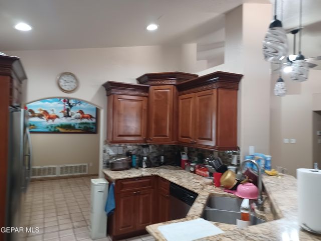 2113 SUN COUNTRY Drive, El Paso, TX 79938