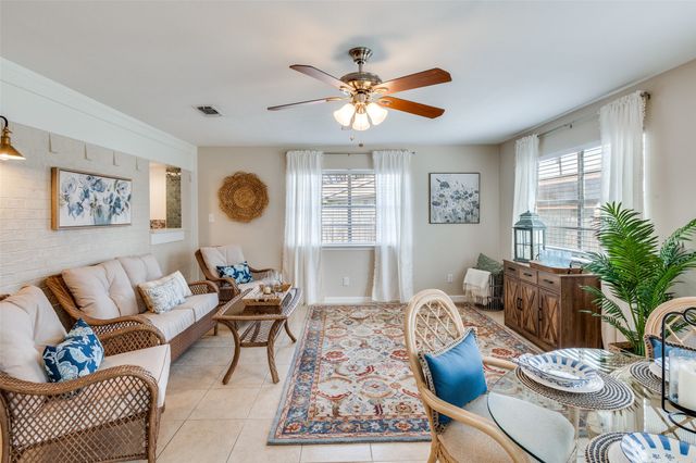 180 Oakhurst Drive, Bedford, TX 76022