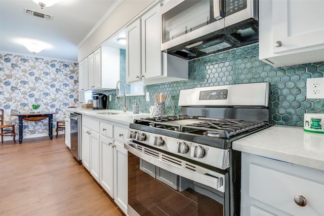 180 Oakhurst Drive, Bedford, TX 76022