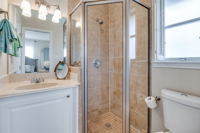 180 Oakhurst Drive, Bedford, TX 76022