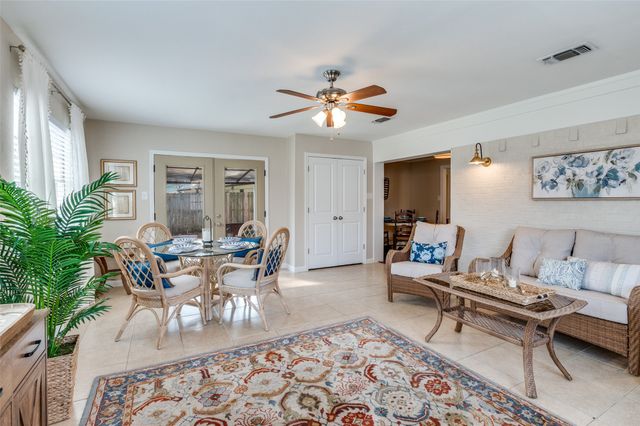 180 Oakhurst Drive, Bedford, TX 76022