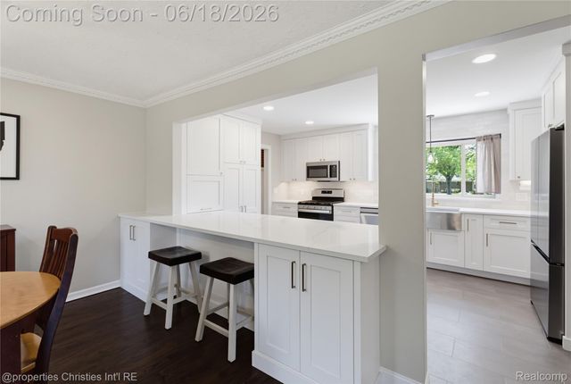 30130 Marimoor Street, Beverly Hills Village, MI 48025