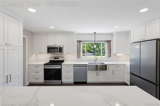 30130 Marimoor Street, Beverly Hills Village, MI 48025