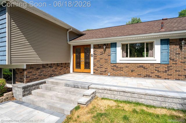 30130 Marimoor Street, Beverly Hills Village, MI 48025