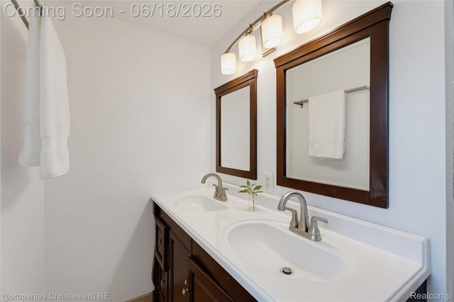 30130 Marimoor Street, Beverly Hills Village, MI 48025