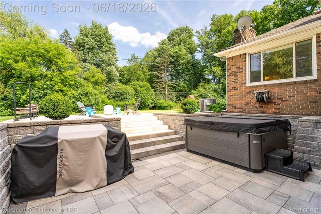 30130 Marimoor Street, Beverly Hills Village, MI 48025