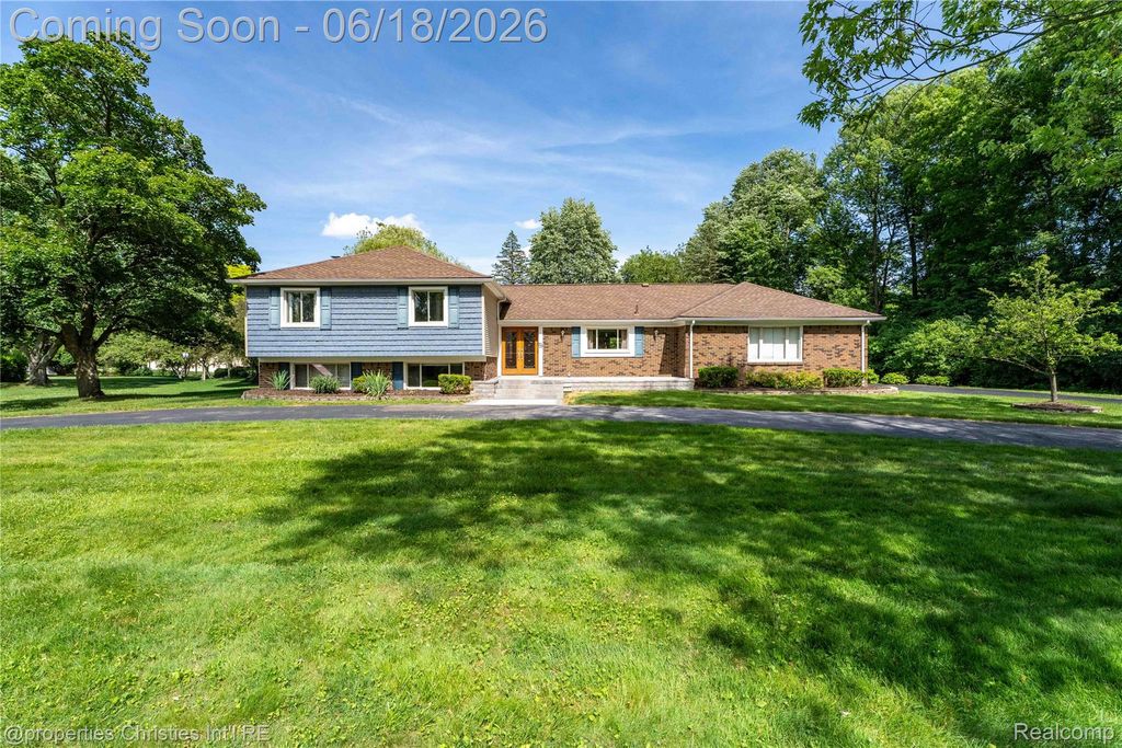 30130 Marimoor Street, Beverly Hills Village, MI 48025