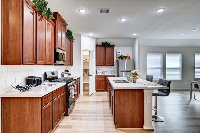 865 Spruce Pine Drive, Conroe, TX 77318