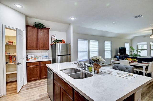 865 Spruce Pine Drive, Conroe, TX 77318