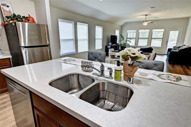 865 Spruce Pine Drive, Conroe, TX 77318