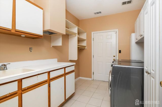 2 Foxhill Run, South Brunswick, NJ 08852