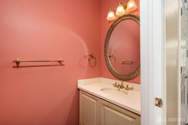2 Foxhill Run, South Brunswick, NJ 08852