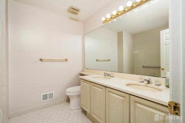 2 Foxhill Run, South Brunswick, NJ 08852