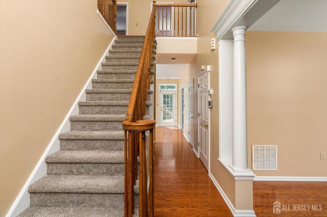 2 Foxhill Run, South Brunswick, NJ 08852