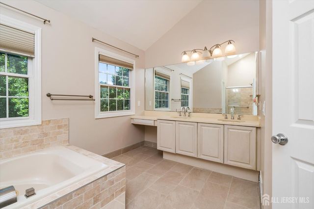 2 Foxhill Run, South Brunswick, NJ 08852