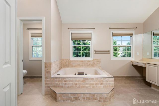 2 Foxhill Run, South Brunswick, NJ 08852