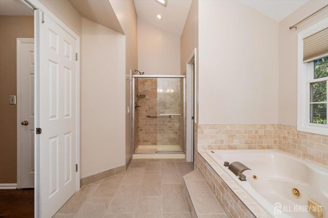 2 Foxhill Run, South Brunswick, NJ 08852