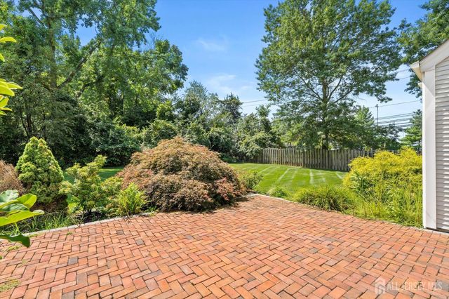 2 Foxhill Run, South Brunswick, NJ 08852