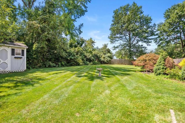 2 Foxhill Run, South Brunswick, NJ 08852