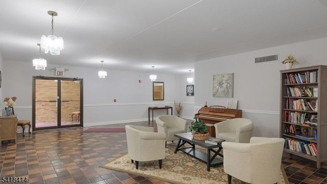 22 Riverside Dr B 7, Cranford Twp., NJ 07016