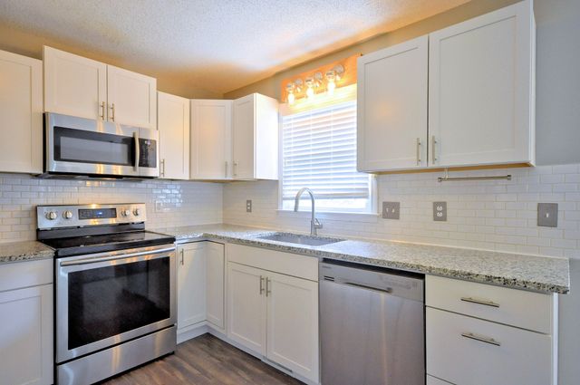 692 W CREEK DR, Clarksville, TN 37040