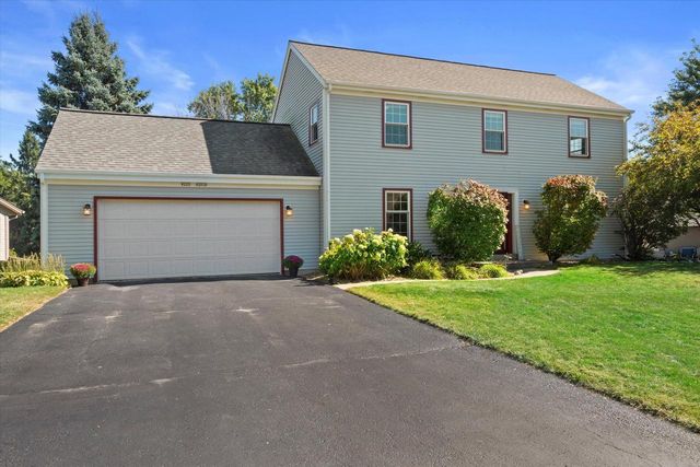 W225N2516 Alderwood LANE, Waukesha, WI 53186
