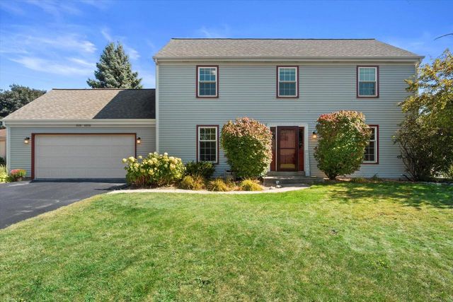 W225N2516 Alderwood LANE, Waukesha, WI 53186