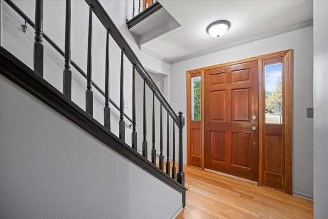 W225N2516 Alderwood LANE, Waukesha, WI 53186