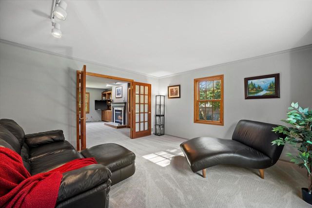 W225N2516 Alderwood LANE, Waukesha, WI 53186