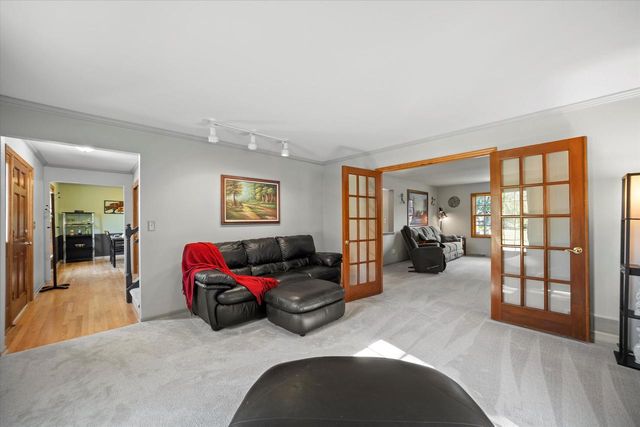 W225N2516 Alderwood LANE, Waukesha, WI 53186