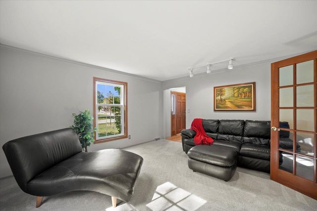 W225N2516 Alderwood LANE, Waukesha, WI 53186