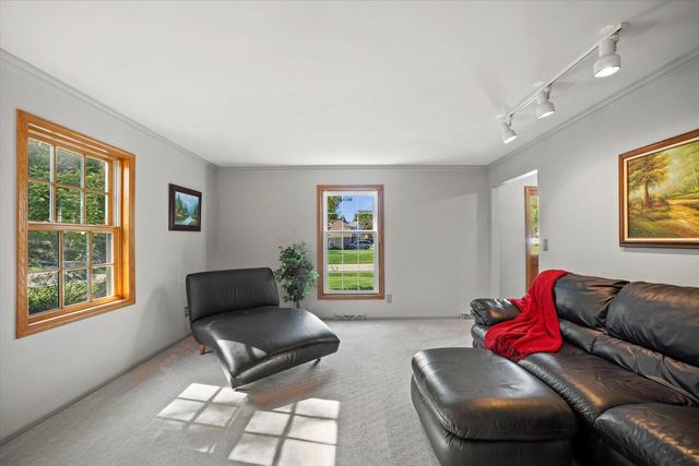 W225N2516 Alderwood LANE, Waukesha, WI 53186