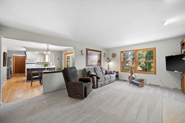 W225N2516 Alderwood LANE, Waukesha, WI 53186