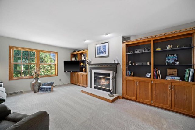 W225N2516 Alderwood LANE, Waukesha, WI 53186