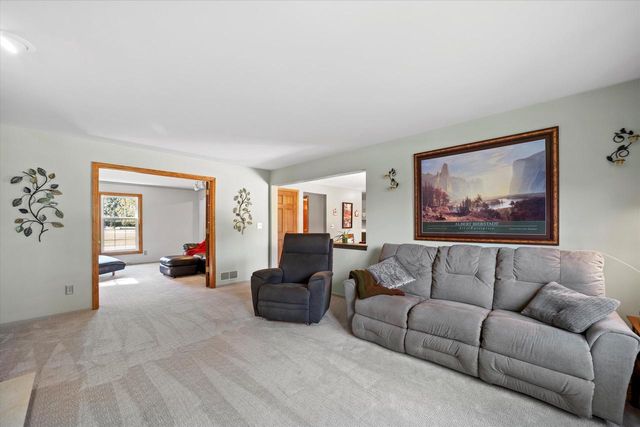 W225N2516 Alderwood LANE, Waukesha, WI 53186